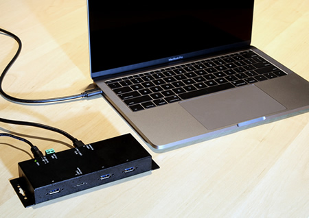 USB-C 4 port Power delivery hub with MacBook connection